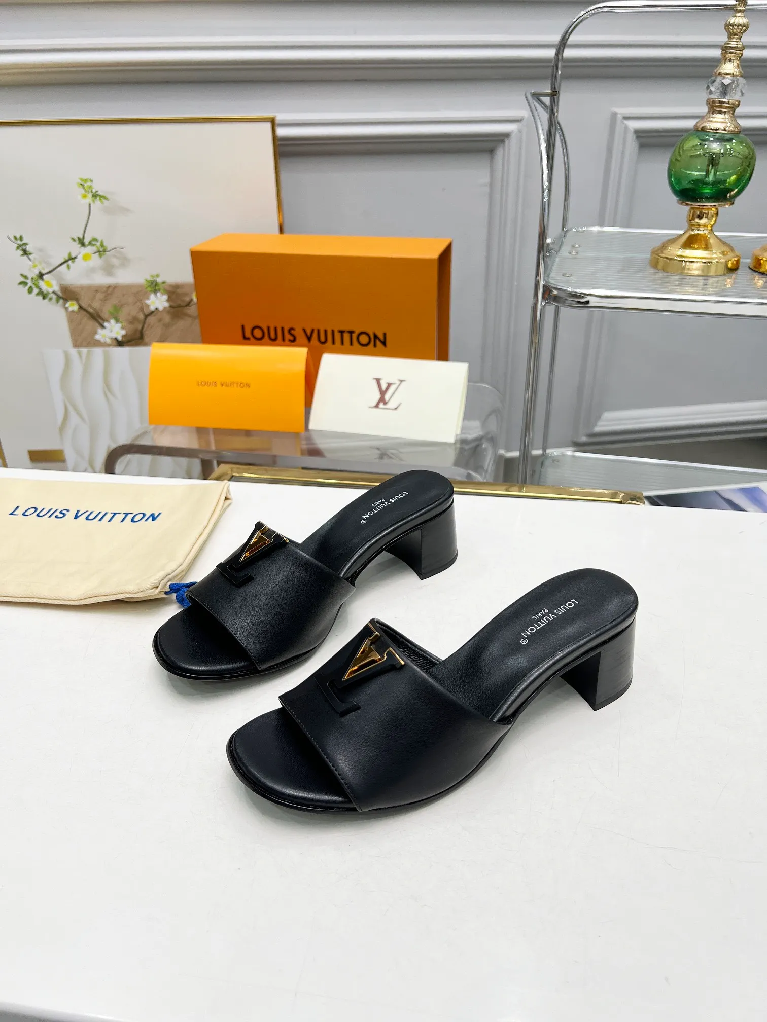 👟👟Ex-factory price 460👟👟Louis Vuitton/Louis Vuitton women's new sandals LV SUNSET COMFORT flat sandals are made of exquisite cowhide and sheepskin lining, the uppers show handicrafts, and are matched with genuine leather soles*@wearing experience. LV logo hardware buckle on upper, size 35-42